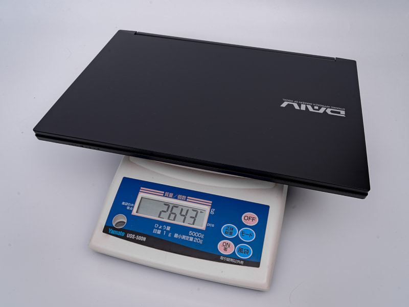 筐体のサイズは、361×258×33mm(幅×奥行き×高さ)。重量は約2.62kgだ