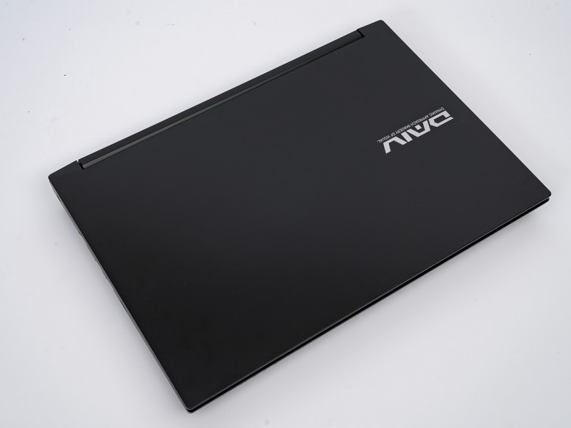 筐体カラーはブラック。ごくシンプルなデザインだ