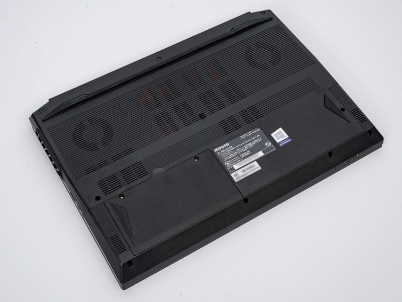 底部はたくさんの放熱スリットが空いている。スリットの先に冷却機構が見える