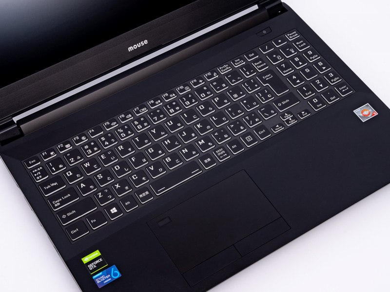 テンキーつきのキーボードを搭載する。キーピッチは横19mm、キーストロークは約1.8mm。実測した縦のキーピッチは約18mmだ