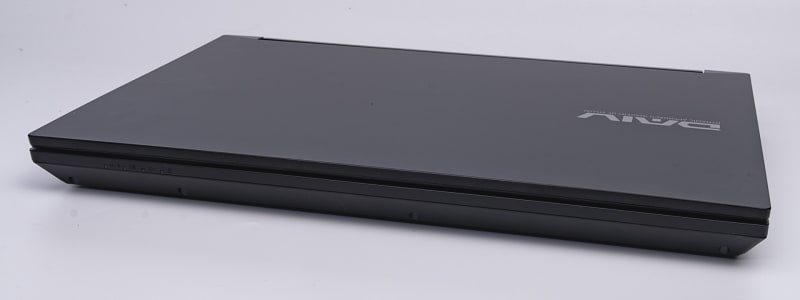 前面。電源状態を示すインジケータ以外はとくに何もない