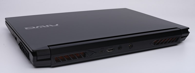 背面は、ACアダプタ用端子とディスプレイ出力端子がある。ディスプレイ端子は、MiniDisplayPort、HDMI、USB 3.1 Type-C(DisplayPort Alt Mode)と3系統を備える。USB Type-Cはデータ転送にも使える