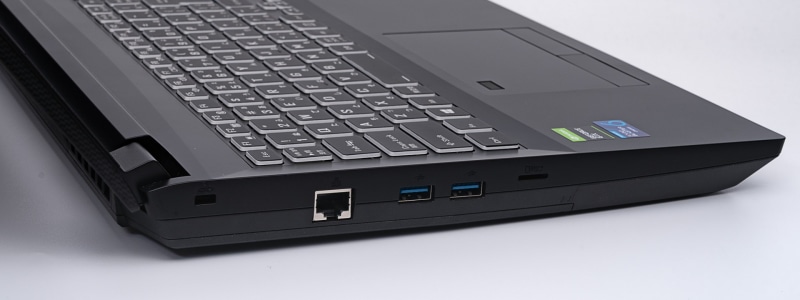 左側面の端子。奥からセキュリティロック・スロット、有線LAN、USB 3.1×2、microSDカードスロット(SDXC、UHS-I対応)