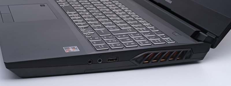 右側面の端子。手前からマイク入力、ヘッドフォン出力/ヘッドセット兼用、USB 2.0