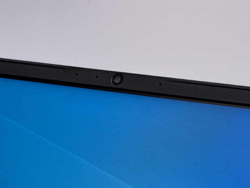 画面の上に100万画素のWebカメラを搭載している。