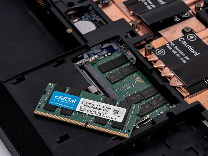 標準の8GBモジュールを取り外し、16GBのSO-DIMMを2枚取りつけた。今回はマウスコンピューターの許可を得ているが、本来カバーを開ける行為はメーカー保証の対象外となるので注意してほしい