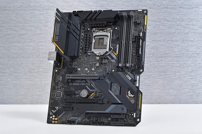 マザーボード：ASUSTeKのTUF GAMING Z490-PLUS(実売価格24,000円前後)