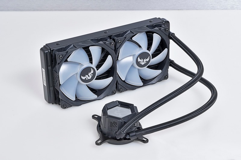 CPUクーラー：ASUSTeKのTUF GAMING LC 240 RGB(実売価格19,000円前後)