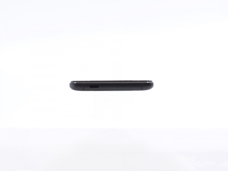 下面。充電やパソコン接続に用いるUSB Type-C(USB 2.0)