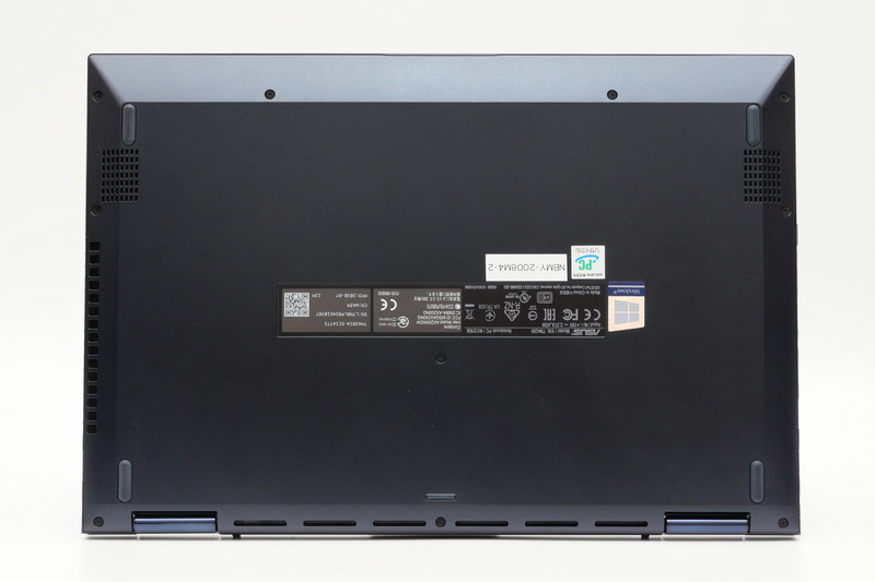 底面。フットプリントは324×220mm(幅×奥行き)と、近年の14型ノートパソコンとしては標準的なサイズだ