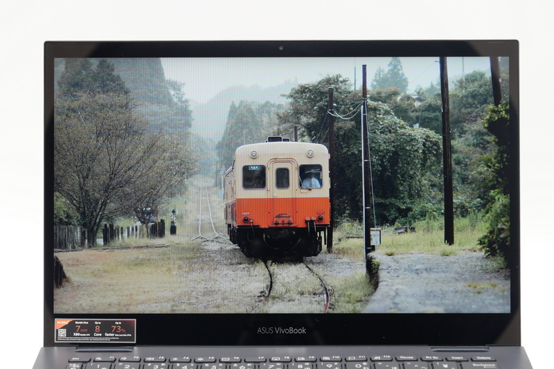 ディスプレイ表面は光沢処理となっており、外光の映り込みは気になるが、発色は鮮やかで、写真や動画も高品質に表示できる