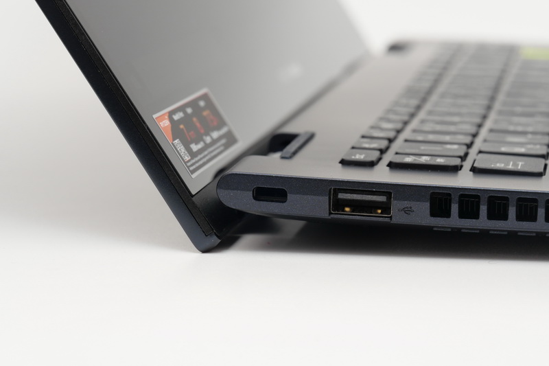 ディスプレイを開いてクラムシェルスタイルで利用する場合には、ディスプレイ下部が本体後方をリフトアップし、キーボード面に適度な角度がつく