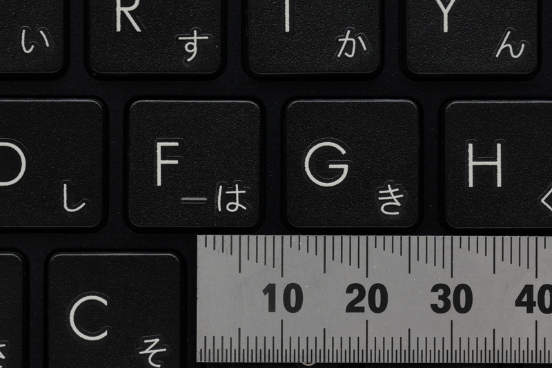 キーピッチは約19mmフルピッチを確保。ストロークは約1.5mmでタッチは軽めながらしっかりとしたクリック感がある。タイピング時の打鍵音が静かな点もうれしい