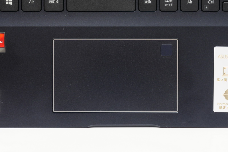 ポインティングデバイスはクリックボタン一体型のタッチパッドを採用。面積はZenBookシリーズほど大きくないが、利便性は申し分ない