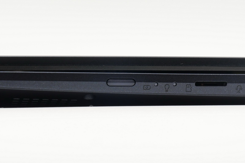 2in1のため、電源ボタンは右側面に配置している