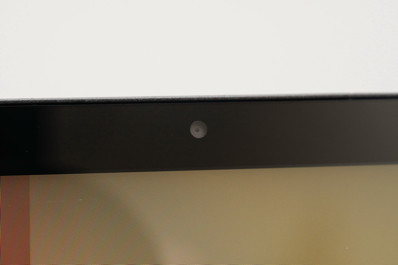 ディスプレイ上部中央には92万画素のWebカメラを搭載