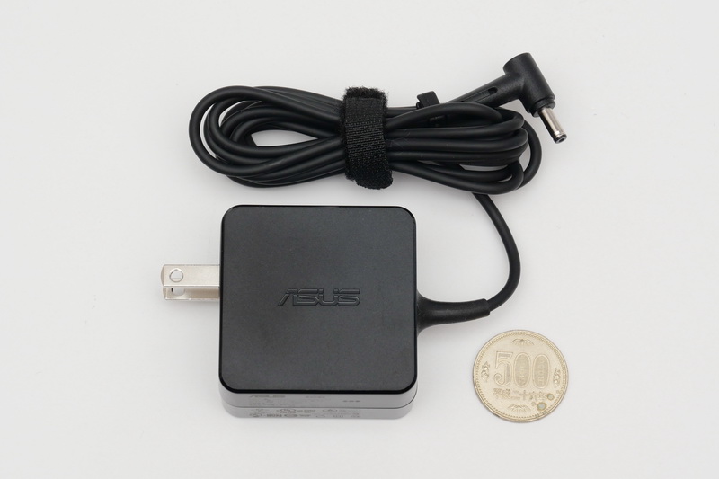 付属のACアダプタは比較的コンパクトなものを採用。USB PD準拠ではなく、専用コネクタを利用する点は少々残念