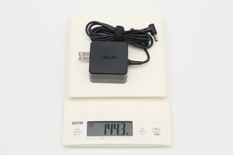 ACアダプタの重量は、実測で144.3gだった