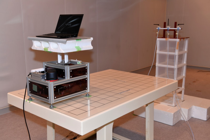 電波実験のためのシールドルーム内の実験の様子