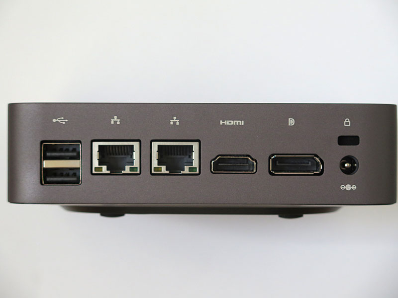 背面はUSB 2.0×2、Gigabit Ethernet×2、HDMI出力、DisplayPort