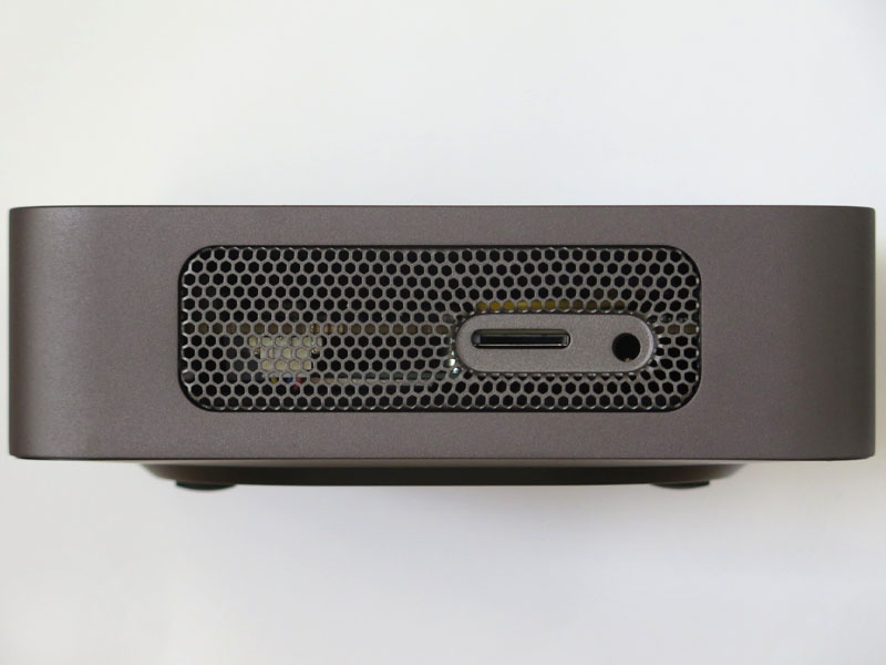 左側面は吸気口となっているほか、microSDカードスロット、3.5mm音声入出力も備える