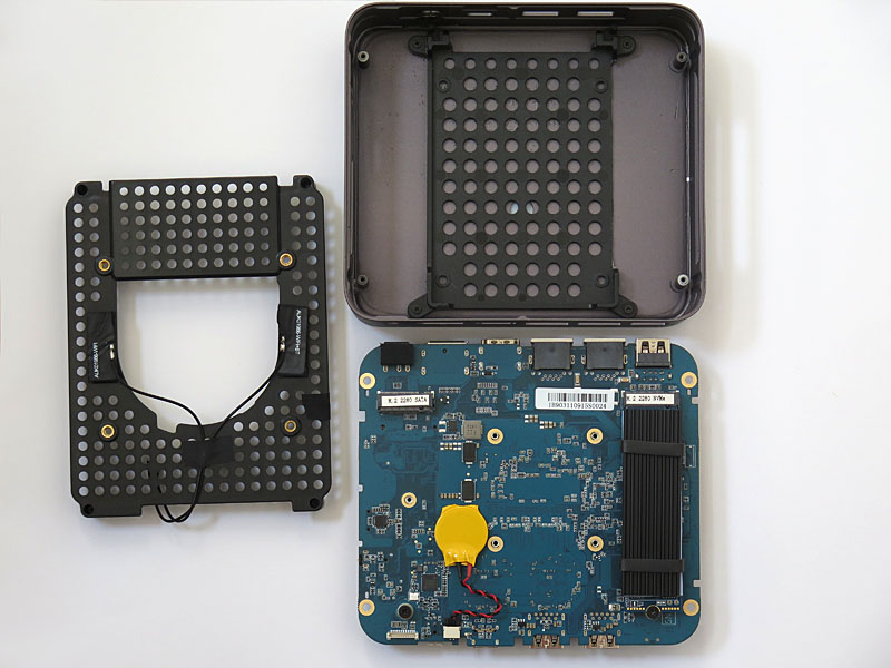 SSDを増設するためには、基板を取り外す必要があり、そのためにはヒートシンクのネジをいったん外してずらさないと、カバーと干渉してなかなか取り出せないため、やや面倒である