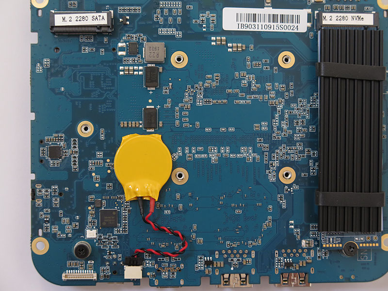 SATAのM.2スロットと、2.5インチSATAストレージ接続用のケーブルコネクタ(左下)が見える