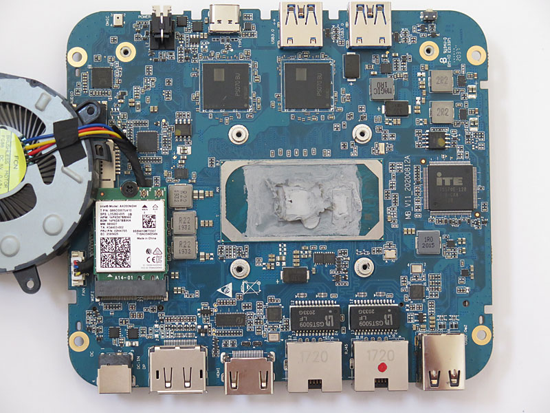 マザーボードのCPU側。集積度はかなり高めだ