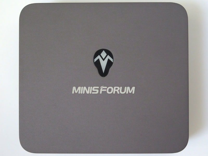 本体上部。通気孔はなく、シンプルにロゴのみ