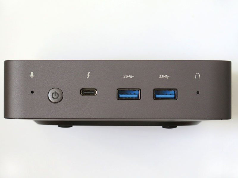 本体前面はUSB 3.0×2、Thunderbolt 3、電源ボタン、リセットボタンホール、マイクホール