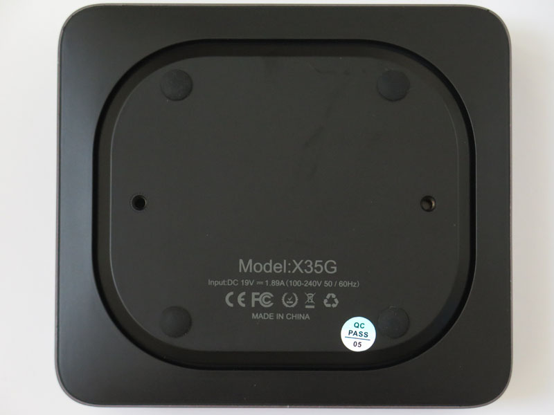 本体底面。ゴム足はすぐに外れるようになっており、その下にネジが隠されている