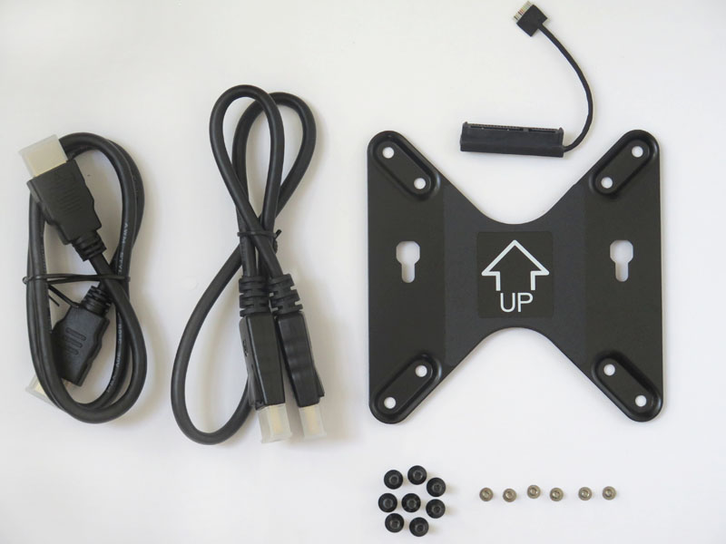 付属品。VESAマウンタのほか、専用のSATAケーブル、HDMIケーブル、DisplayPortケーブルが付属する