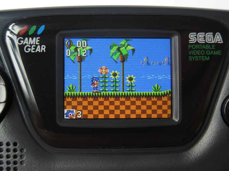 ソニック・ザ・ヘッジホッグをプレイしている画面。1.15型はさすがにかなり小さい。一昔の携帯電話のサブ液晶並みだ