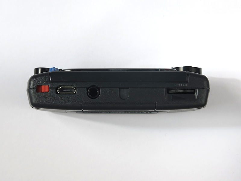 電源ボタン、音量ダイヤル、ヘッドフォンジャックはすべて本体上部