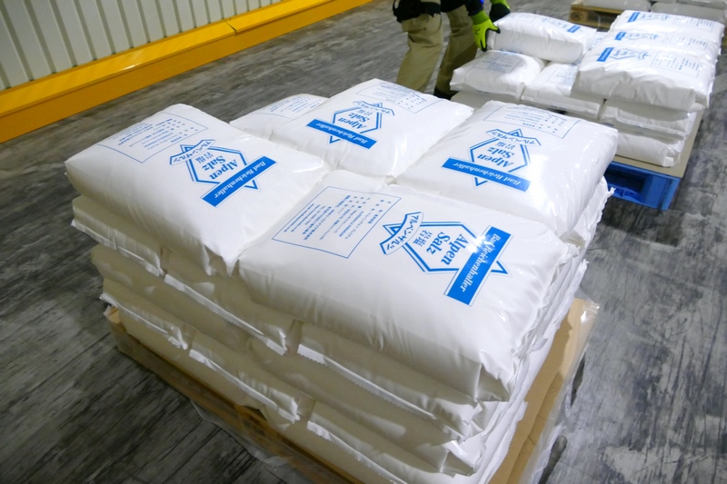 重さ25kgの岩塩。実際に人が積んでいるとのこと