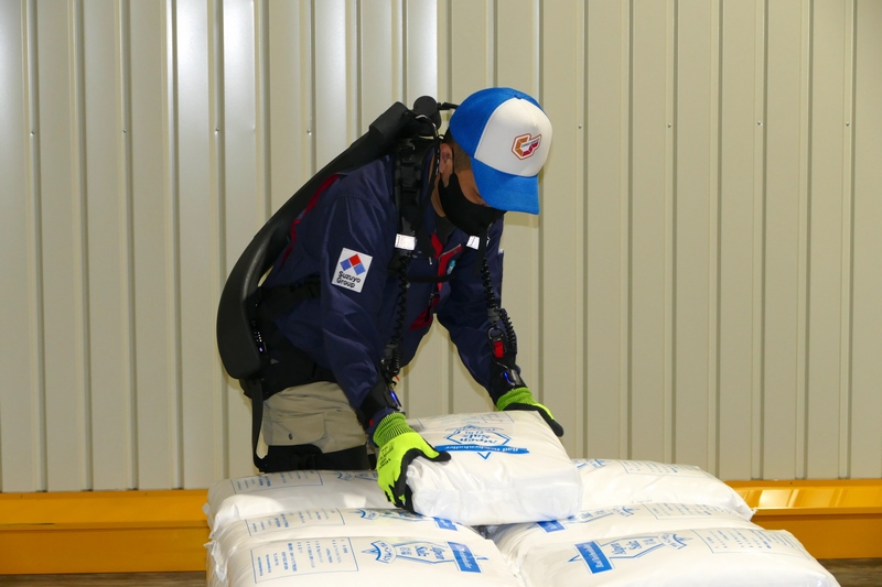 腕の力をサポートする「+kote」。握ると腕が引き寄せられる