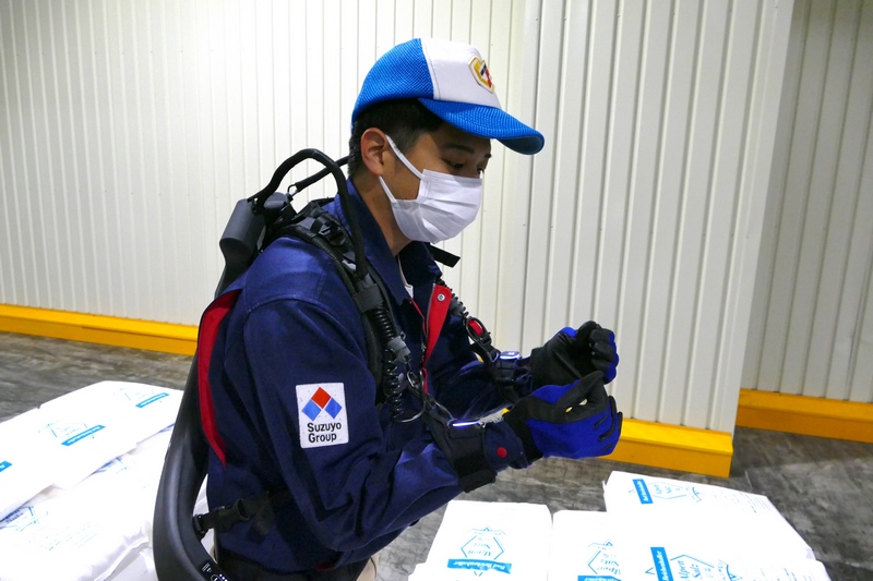 引き寄せた状態で腕をロックすることができるため運搬が楽になる