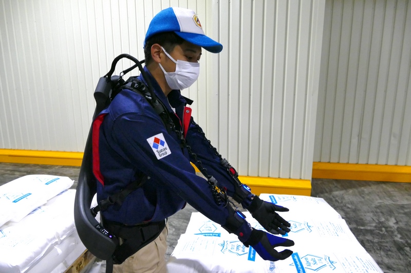 手を広げた状態では動きを妨げない