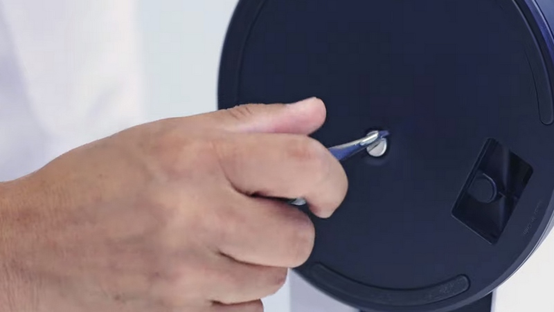 スタンドはコインネジで固定