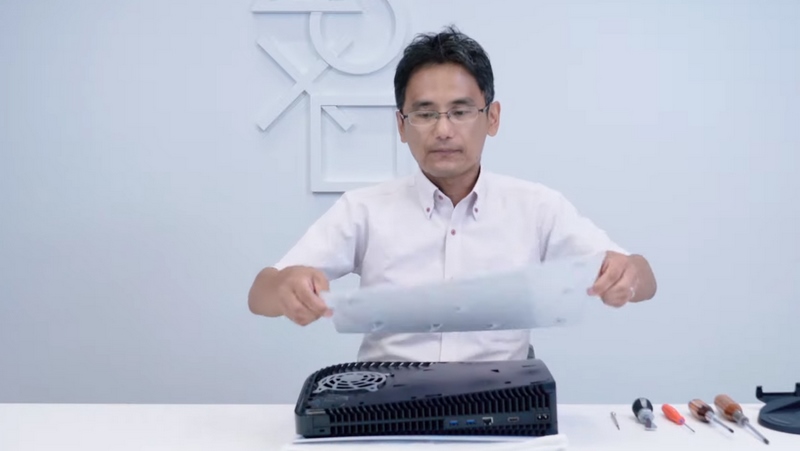 白いカバーは端を持ち上げてスライドすると取り外せる