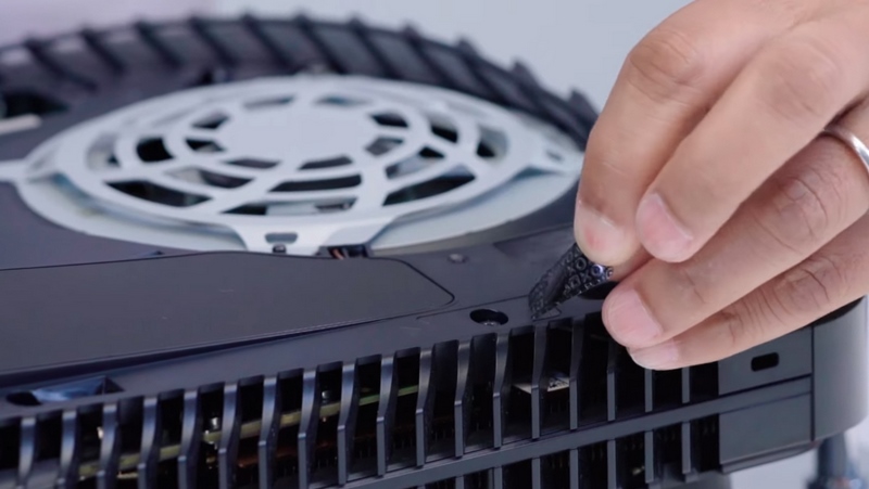 これ以上の分解には、ネジ穴保護シールを剥がす必要がある