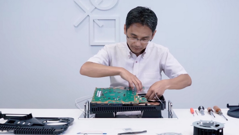 マザーボードはノートパソコンよりはかなり大きい