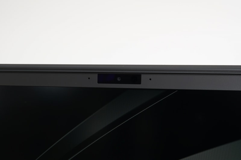 カメラはベゼルの上部に