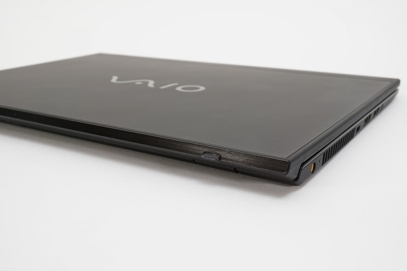 ALL BLACK EDITIONとのヒンジ部のオーナメントの違い