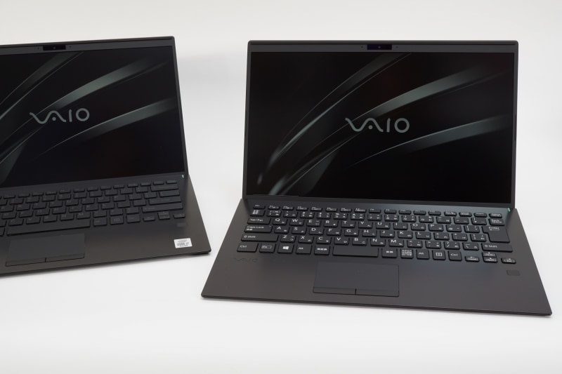 筆者が購入した1世代前のVAIO SX14(左)と、新しいVAIO SX14のブラックモデル。筆者のはALL BLACK EDITIONなので若干配色が異なる