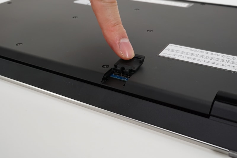 LTE通信のためのMicro SIMスロットは底面にある