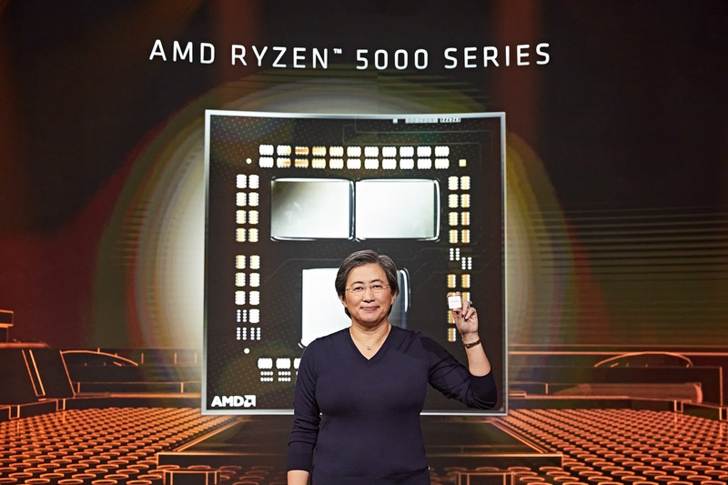 Zen 3ベースのRyzen 5000シリーズを手に持つリサ・スー氏、2つのCPUダイ(8コア)とIOダイという構造は従来のZen 2世代と同様なことがわかる