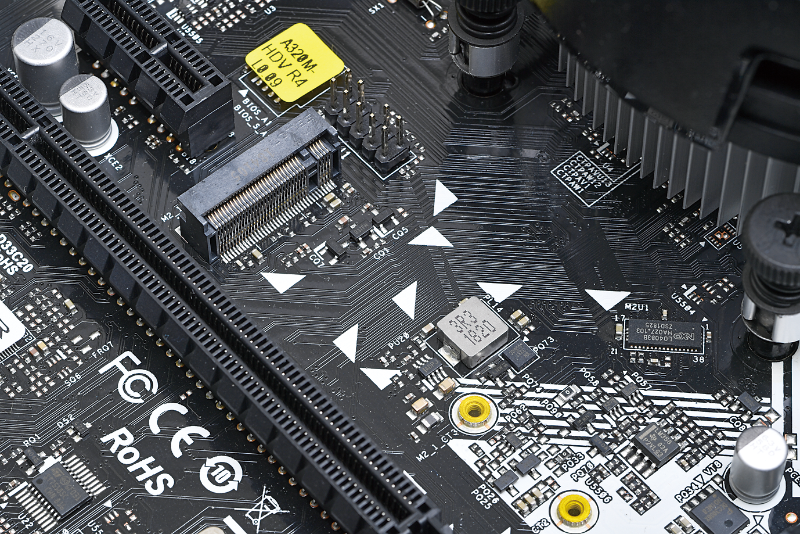 今回のマザーボードにはM.2スロットもあるので、NVMe SSDも搭載できるが予算的に厳しい。しかし将来的に増設できる余裕があるのは心強い