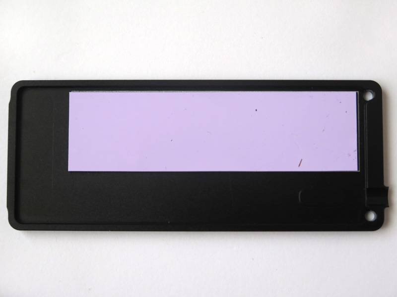 底面はヒートシンクの役割を担っており、熱伝導シートが貼り付けられている