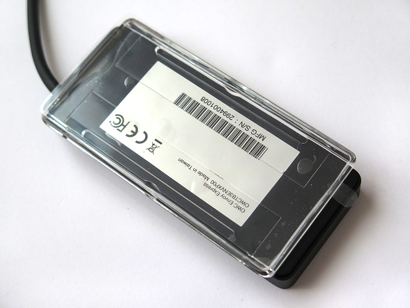 スライドマウントが付属し、ノートパソコンなどの後部に取り付けられる